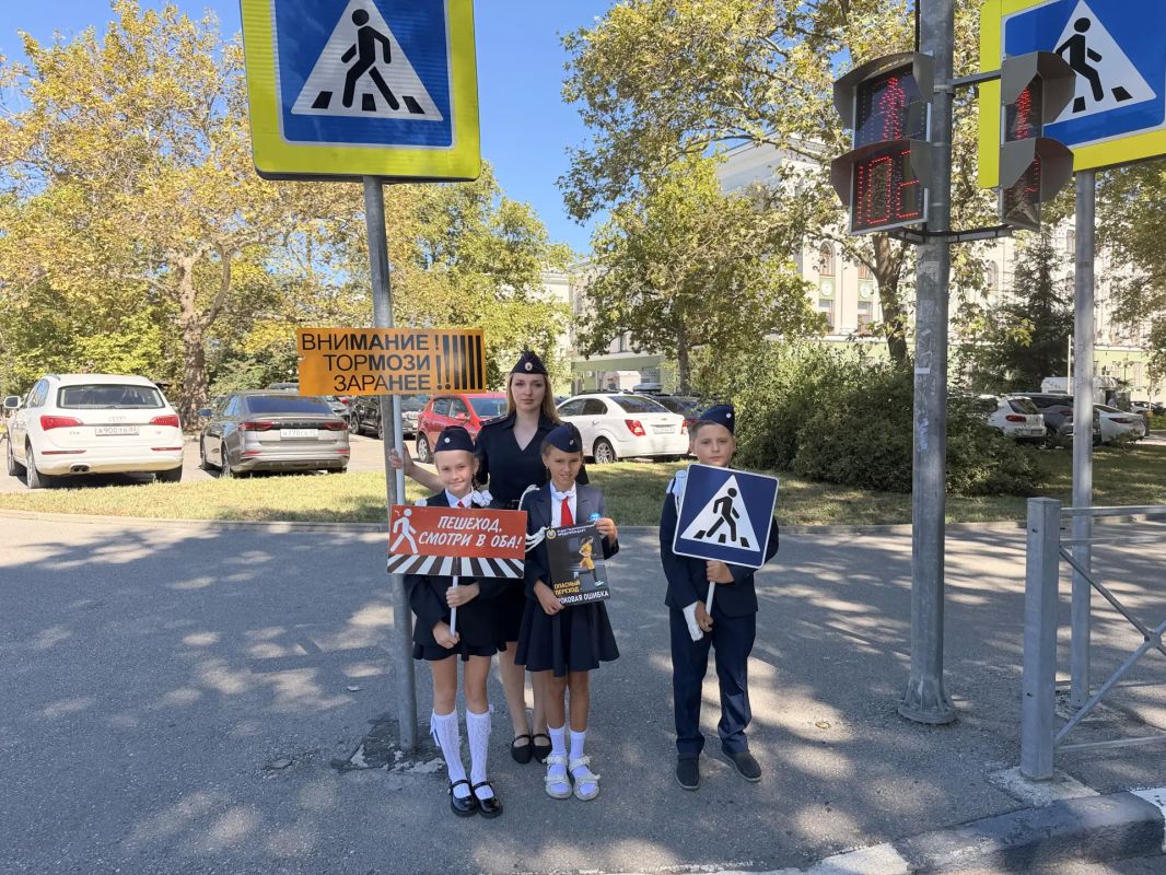 В рамках профилактического мероприятия «Пешеход! Пешеходный переход!», на месте смертельного ДТП, произошедшего 15 августа 2026 года, сотрудники Госавтоинспекции совместно с командой ЮИД МБОУ «Симферопольская академическая... В рамках профилактического мероприятия «Пешеход! Пешеходный переход!», на месте смертельного ДТП, произошедшего 15 августа 2026 года, сотрудники Госавтоинспекции совместно с командой ЮИД МБОУ «Симферопольская академическая...