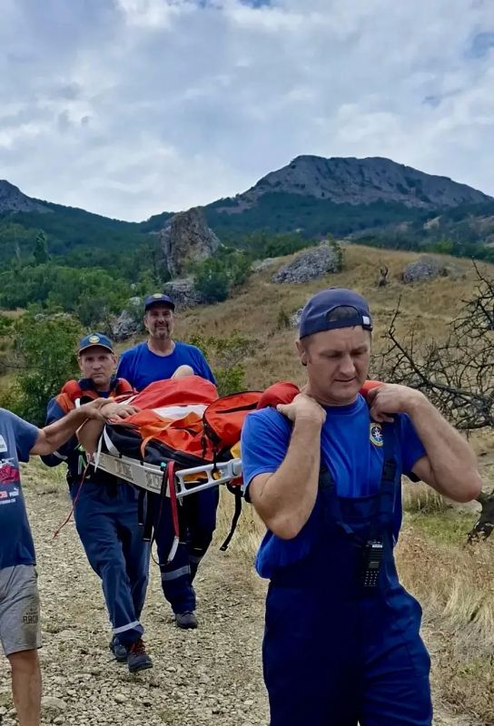 Крымские спасатели оказали помощь женщине с травмой ноги в Феодосийском районе Крымские спасатели оказали помощь женщине с травмой ноги в Феодосийском районе