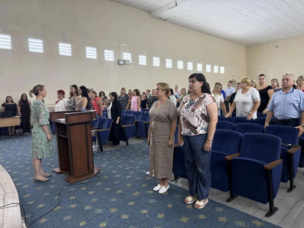 За каждым успехом наших детей – ежедневный труд тех, кто находится рядом с ними каждый день: учителей и воспитателей, руководителей и специалистов За каждым успехом наших детей – ежедневный труд тех, кто находится рядом с ними каждый день: учителей и воспитателей, руководителей и специалистов