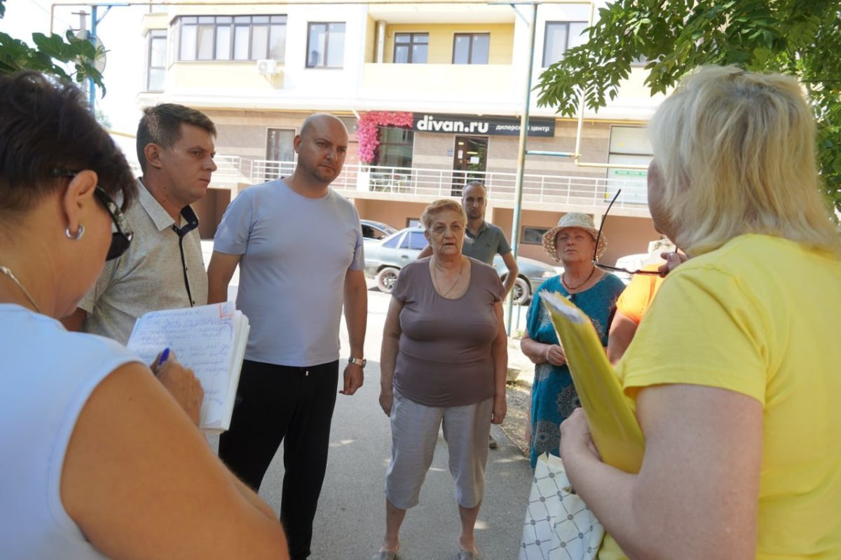 Глава администрации Керчи Иван Кошель продолжает практику выездных встреч с горожанами Глава администрации Керчи Иван Кошель продолжает практику выездных встреч с горожанами