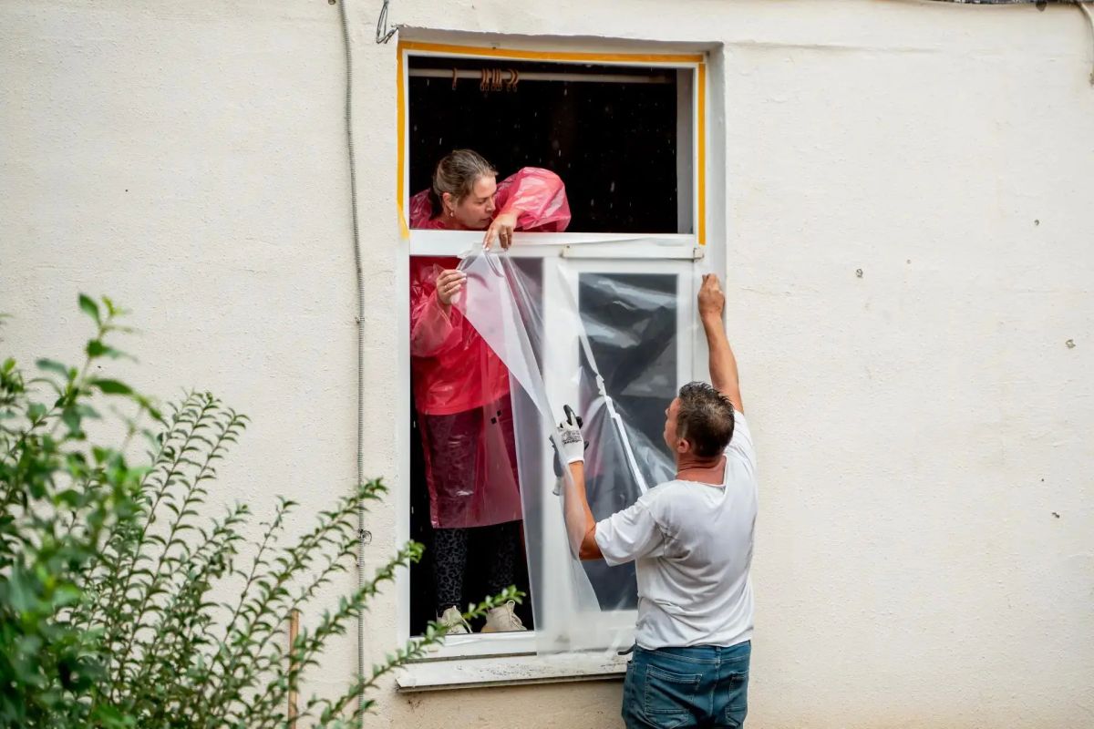 Севастопольские волонтеры целый день ликвидировали последствия атаки украинских дронов по жилой пятиэтажке