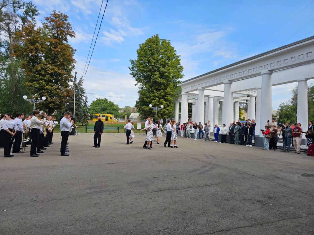 Виктор Водолацкий: Сегодня по приглашению главы города Луганска Яны Валерьевны Пащенко вместе с гостями нашего города - представителями Оренбургской области, Донецкой Народной Республики и Республики Крым посетили парк имени... Виктор Водолацкий: Сегодня по приглашению главы города Луганска Яны Валерьевны Пащенко вместе с гостями нашего города - представителями Оренбургской области, Донецкой Народной Республики и Республики Крым посетили парк имени...