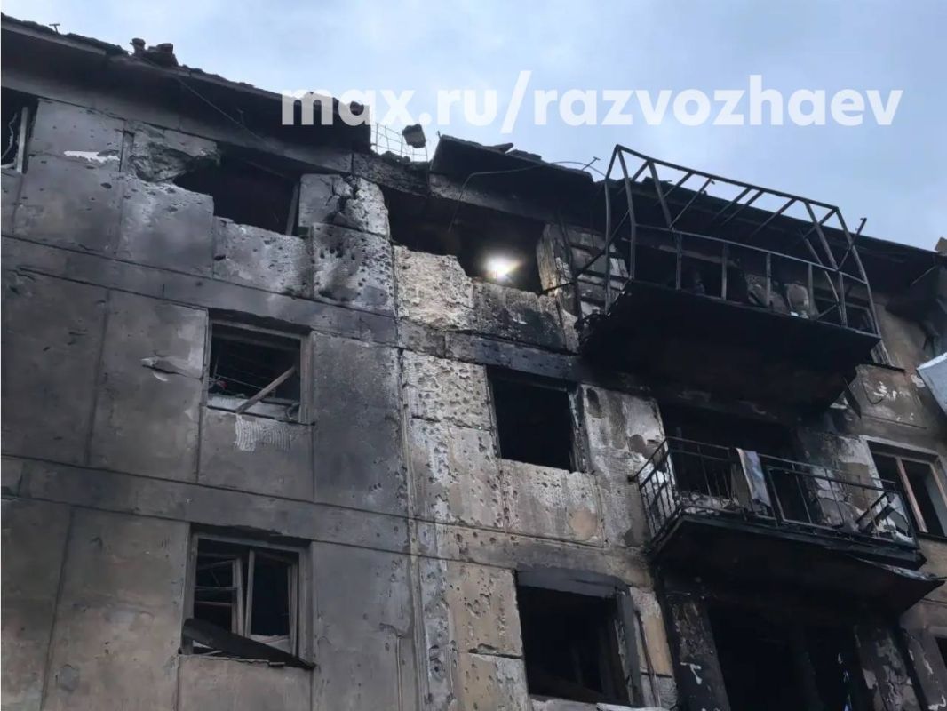 Развожаев показал кадры последствий удара украинского дрона по пятиэтажке в Севастополе Развожаев показал кадры последствий удара украинского дрона по пятиэтажке в Севастополе