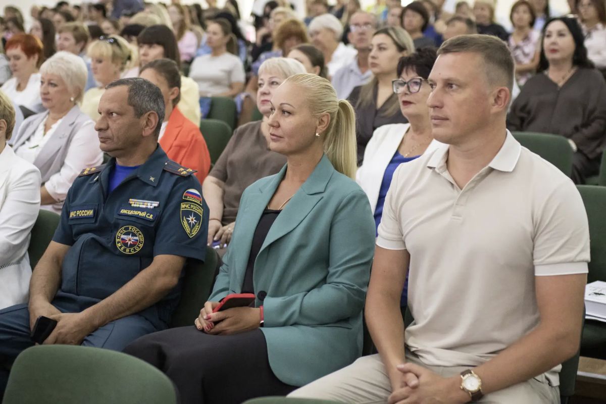 В Симферополе прошла августовская педагогическая конференция В Симферополе прошла августовская педагогическая конференция