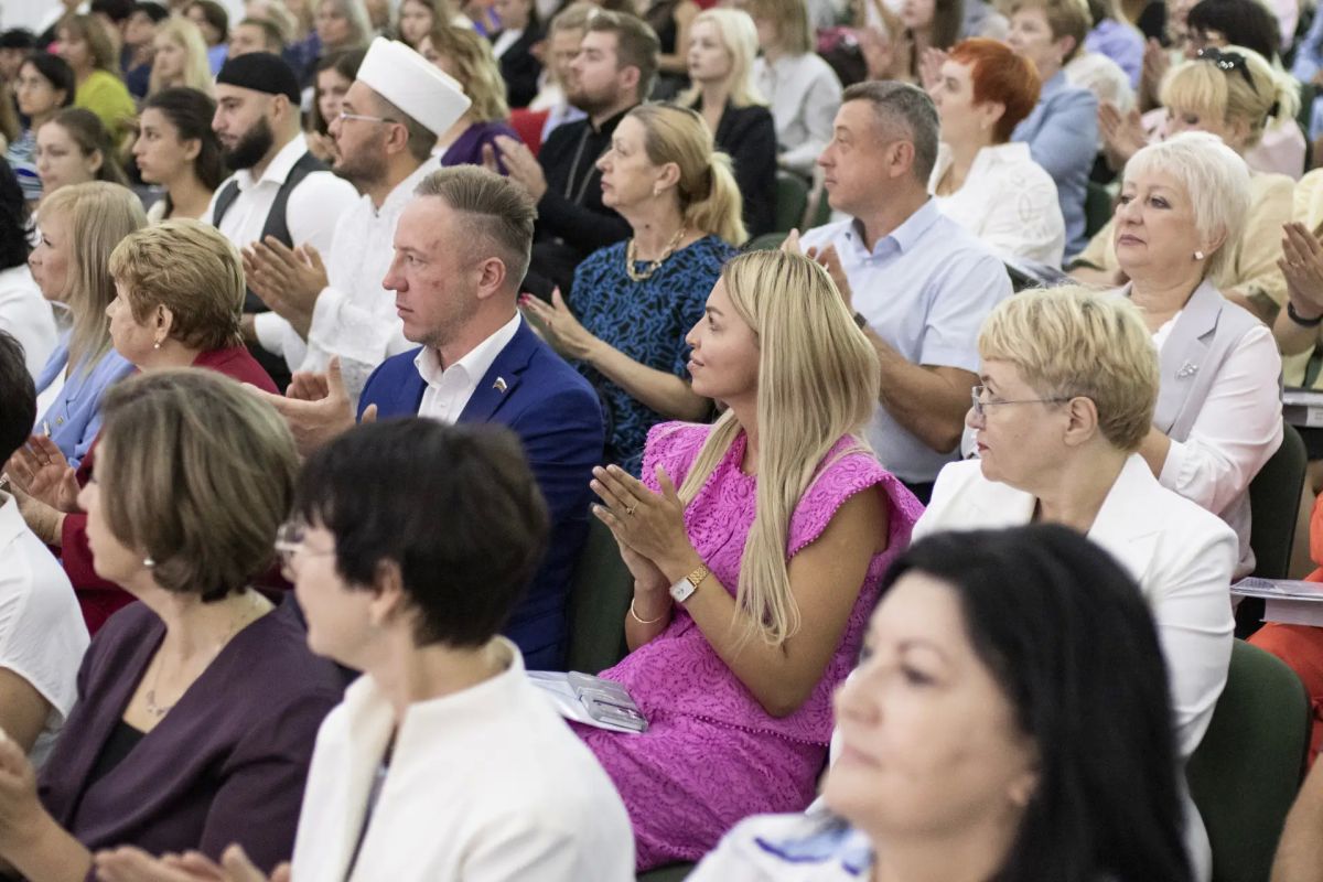 В Симферополе прошла августовская педагогическая конференция В Симферополе прошла августовская педагогическая конференция
