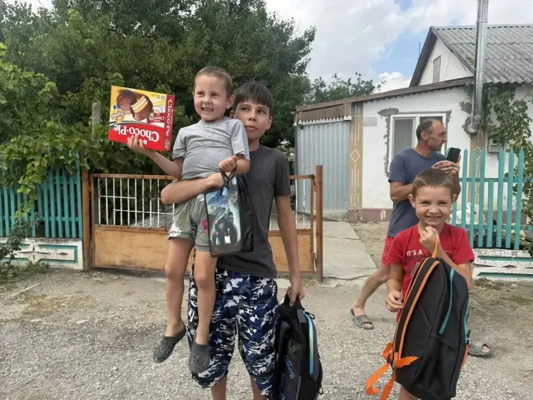 Иван Манучаров: В рамках ежегодной акции «Собери ребёнка в школу» вручил детям из моего округа рюкзаки и канцелярские принадлежности Иван Манучаров: В рамках ежегодной акции «Собери ребёнка в школу» вручил детям из моего округа рюкзаки и канцелярские принадлежности