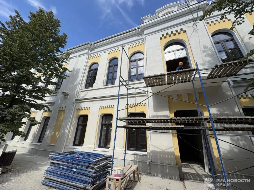 Работы по реставрации Крымской филармонии завершены на 80-90% Работы по реставрации Крымской филармонии завершены на 80-90%