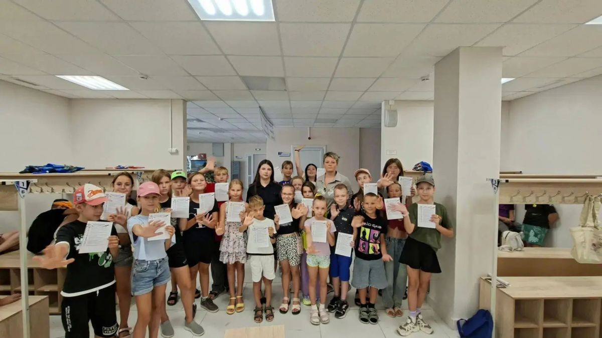 В Севастополе в рамках Всероссийской акции «Каникулы с Общественным советом» для ребят из пришкольного лагеря школы № 37 подготовили насыщенную программу по безопасности — с теорией, разбором ситуаций и живой практикой