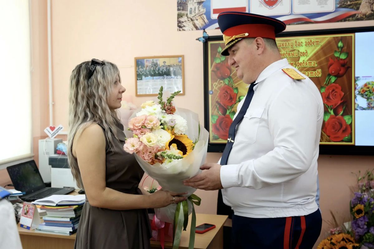 Следователи СК России поздравили воспитанников ведомственных кадетских классов из Симферополя с Днём знаний Следователи СК России поздравили воспитанников ведомственных кадетских классов из Симферополя с Днём знаний