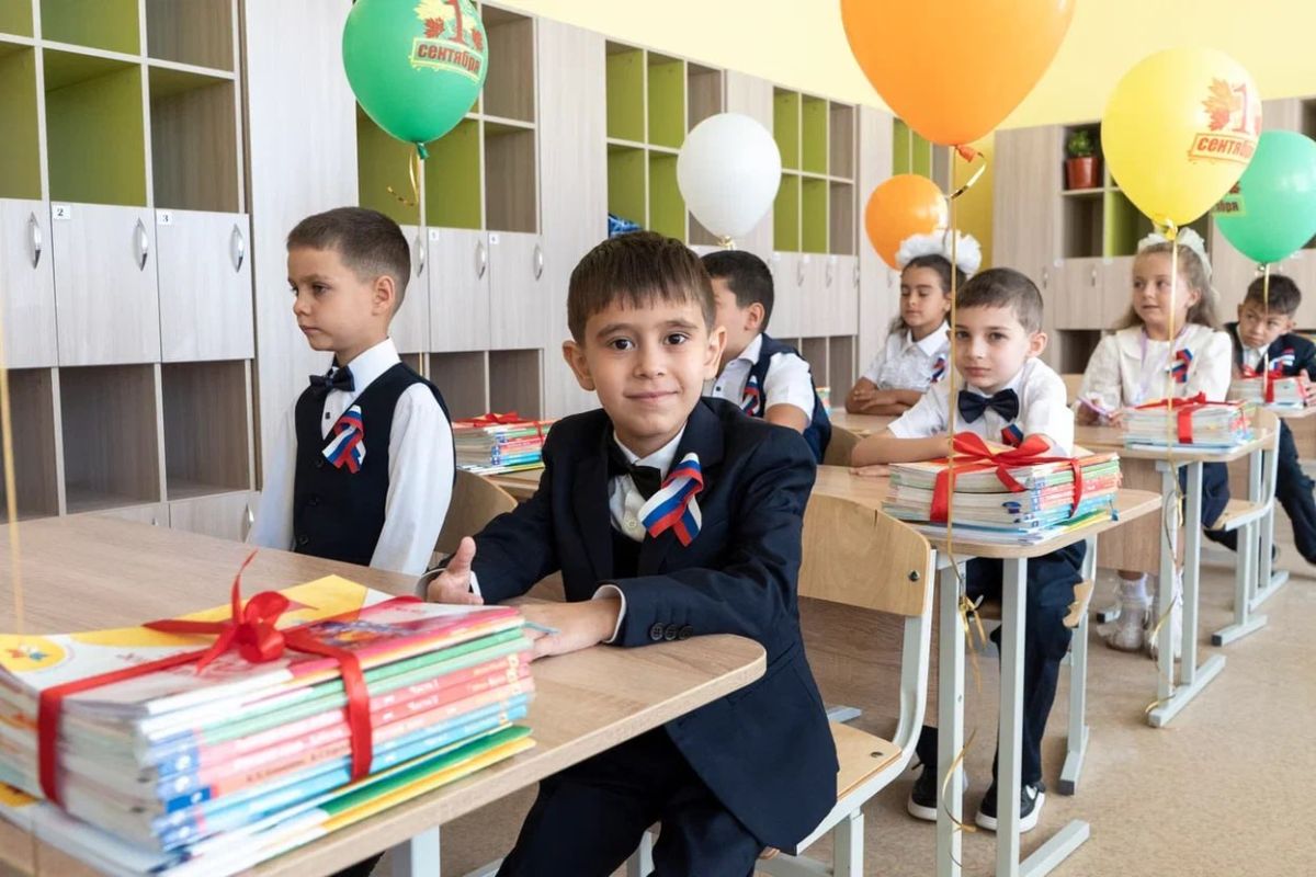 Михаил Афанасьев: Дорогие школьники, учащиеся колледжей, студенты вузов! Уважаемые педагоги и родители! От всей души поздравляю вас с Днём знаний и началом нового учебного года! Михаил Афанасьев: Дорогие школьники, учащиеся колледжей, студенты вузов! Уважаемые педагоги и родители! От всей души поздравляю вас с Днём знаний и началом нового учебного года!