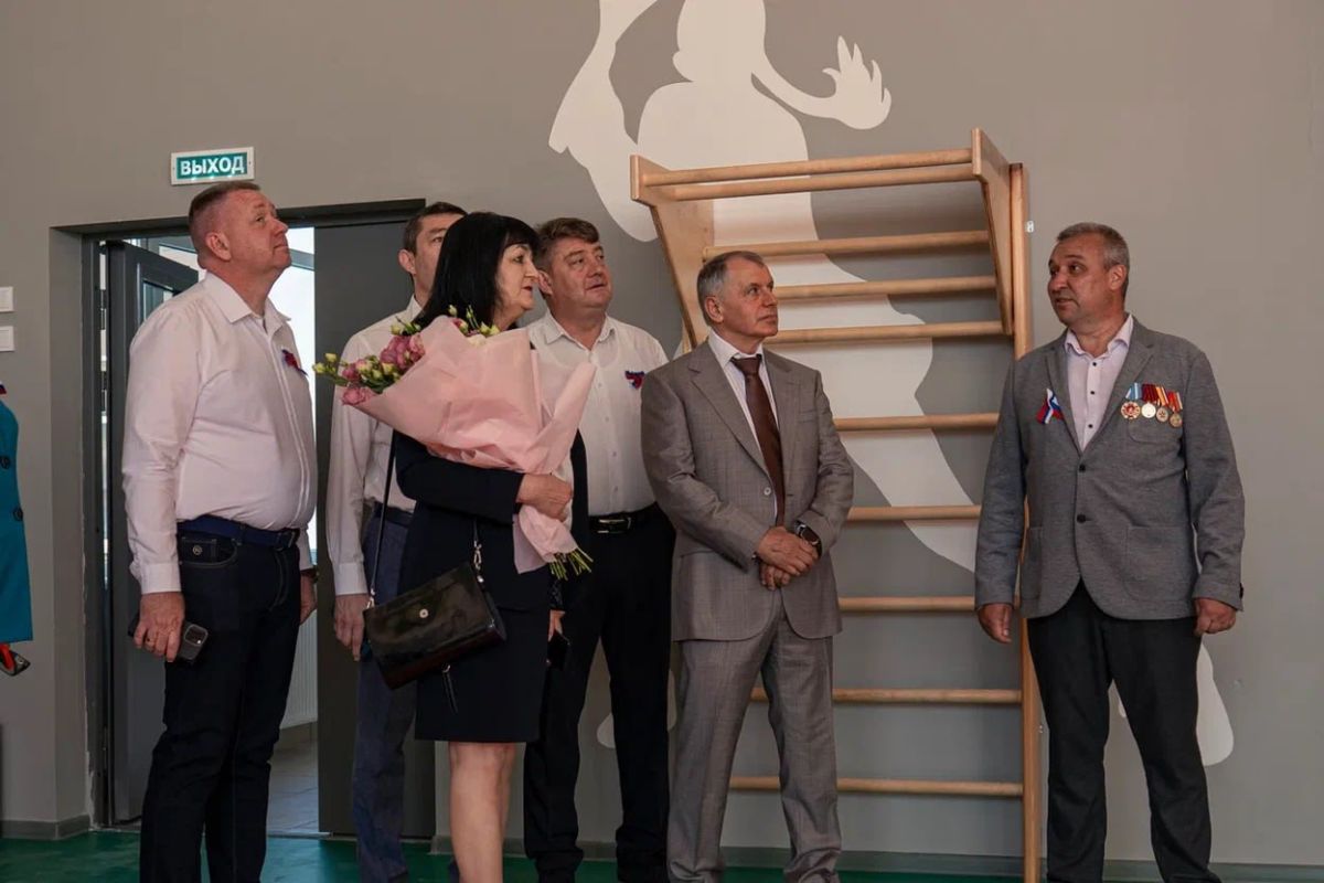 Михаил Афанасьев: Дорогие школьники, учащиеся колледжей, студенты вузов! Уважаемые педагоги и родители! От всей души поздравляю вас с Днём знаний и началом нового учебного года! Михаил Афанасьев: Дорогие школьники, учащиеся колледжей, студенты вузов! Уважаемые педагоги и родители! От всей души поздравляю вас с Днём знаний и началом нового учебного года!