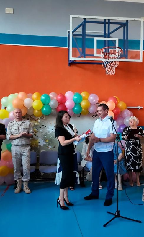 Заместитель прокурора Крыма Павел Кучерявенко поздравил учащихся подшефной Лозовской школы-интерната с началом нового учебного года Заместитель прокурора Крыма Павел Кучерявенко поздравил учащихся подшефной Лозовской школы-интерната с началом нового учебного года