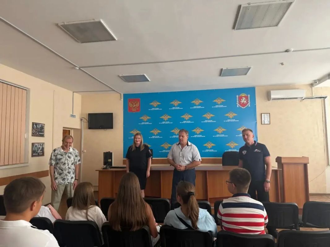 В УМВД России «Симферополь» прошла всероссийская акция «Помоги пойти учиться» В УМВД России «Симферополь» прошла всероссийская акция «Помоги пойти учиться»