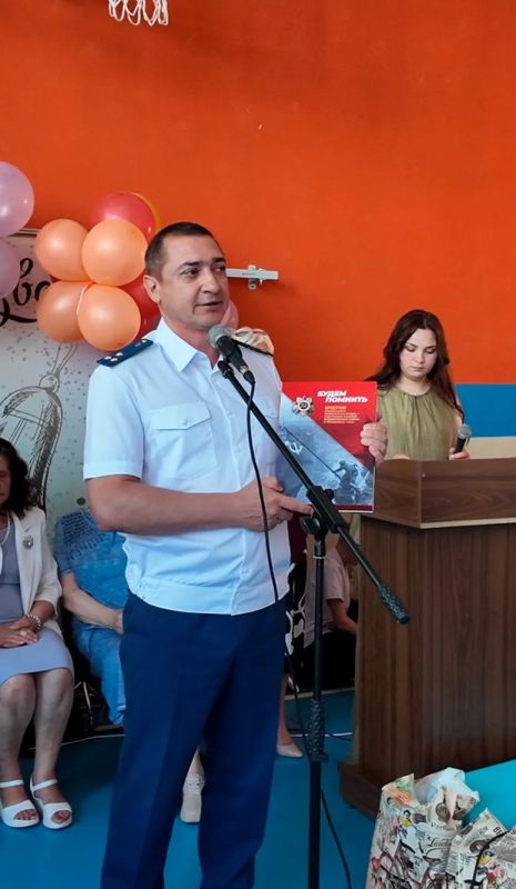 Заместитель прокурора Крыма Павел Кучерявенко поздравил учащихся подшефной Лозовской школы-интерната с началом нового учебного года