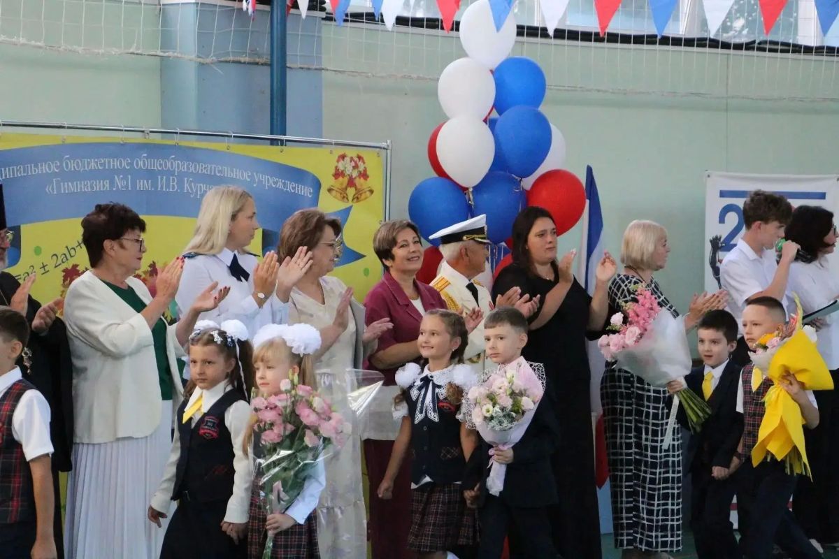 Елена Романовская поздравила учеников и педагогов гимназии № 1 имени И.В. Курчатова с Днем знаний Елена Романовская поздравила учеников и педагогов гимназии № 1 имени И.В. Курчатова с Днем знаний