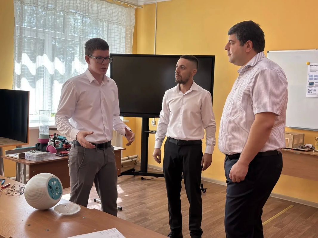 Анушаван Агаджанян поздравил с Днём знаний школьников в с. Завет-Ленинский Анушаван Агаджанян поздравил с Днём знаний школьников в с. Завет-Ленинский