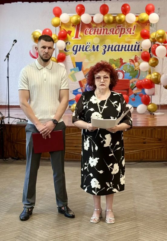 Министр экологии и природных ресурсов Республики Крым Павел Чаговец поздравил учащихся МБОУ «СОШ № 31» с Днём знаний Министр экологии и природных ресурсов Республики Крым Павел Чаговец поздравил учащихся МБОУ «СОШ № 31» с Днём знаний
