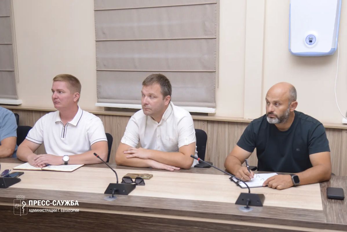 Первый заместитель главы администрации Евпатории Антон Новиков провел рабочее совещание с руководителями ресурсоснабжающих организаций, коммунальных предприятий и управляющих компаний Первый заместитель главы администрации Евпатории Антон Новиков провел рабочее совещание с руководителями ресурсоснабжающих организаций, коммунальных предприятий и управляющих компаний