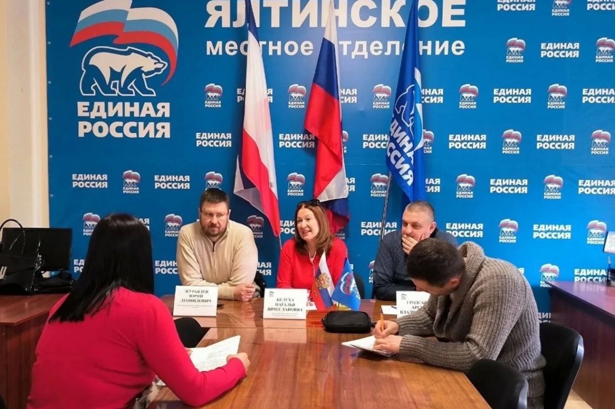 Владимир Константинов: В Крыму депутаты всех уровней регулярно проводят приёмы граждан в общественных приёмных «Единой России» Владимир Константинов: В Крыму депутаты всех уровней регулярно проводят приёмы граждан в общественных приёмных «Единой России»