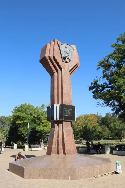 С самого утра сотрудники Службы городского хозяйства работают в Комсомольском парке С самого утра сотрудники Службы городского хозяйства работают в Комсомольском парке