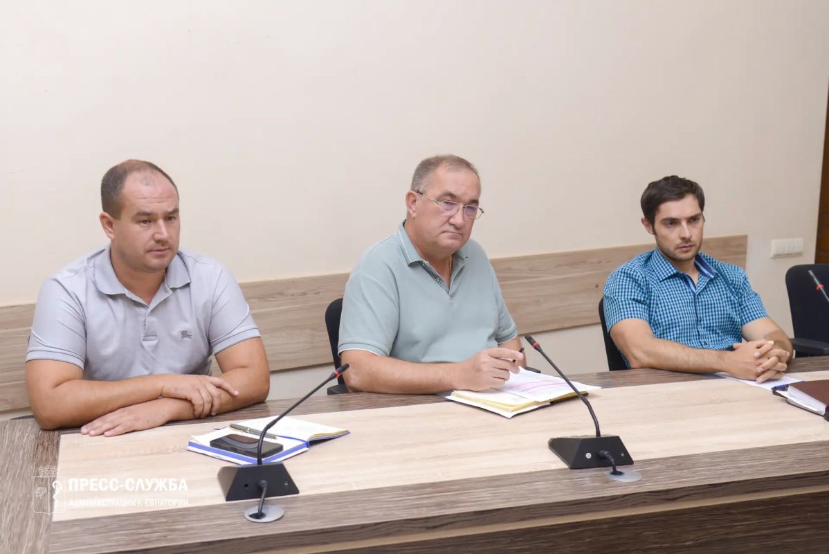 Первый заместитель главы администрации Евпатории Антон Новиков провел рабочее совещание с руководителями ресурсоснабжающих организаций, коммунальных предприятий и управляющих компаний Первый заместитель главы администрации Евпатории Антон Новиков провел рабочее совещание с руководителями ресурсоснабжающих организаций, коммунальных предприятий и управляющих компаний