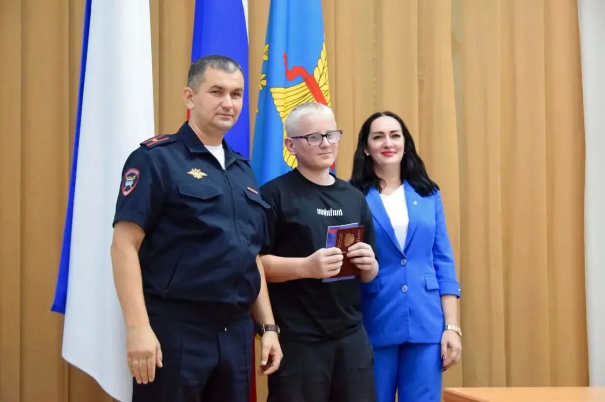 В День знаний в Администрации Красногвардейского района состоялась торжественная церемония вручения первых паспортов юным жителям района В День знаний в Администрации Красногвардейского района состоялась торжественная церемония вручения первых паспортов юным жителям района