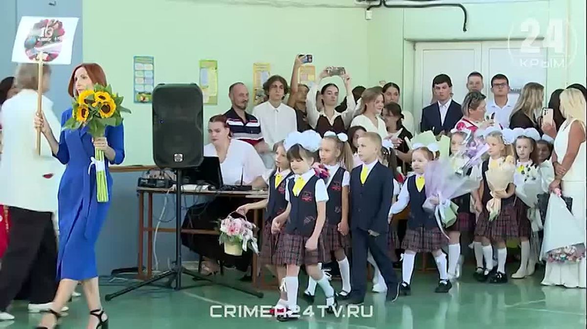 В крымских школах прозвенел Первый звонок: торжественные линейки, море цветов и улыбки учеников открыли новый учебный год по всему полуострову