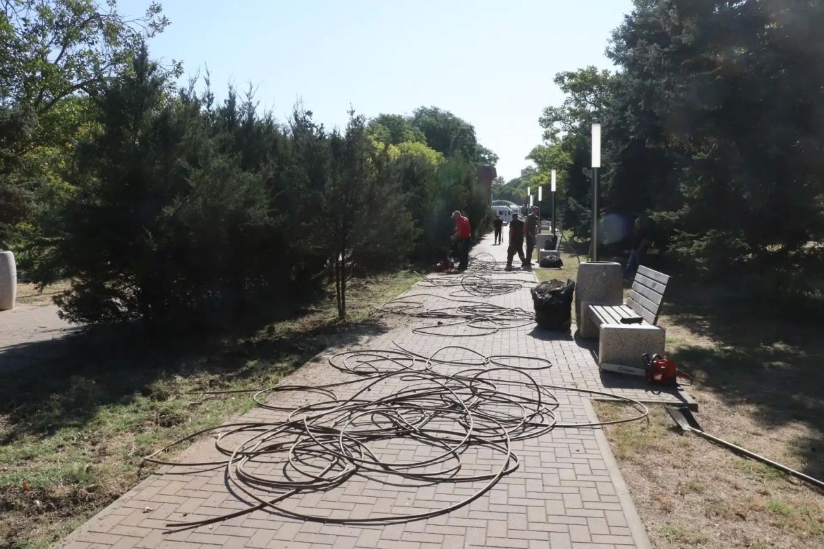 В Керчи обновляют Комсомольский парк В Керчи обновляют Комсомольский парк