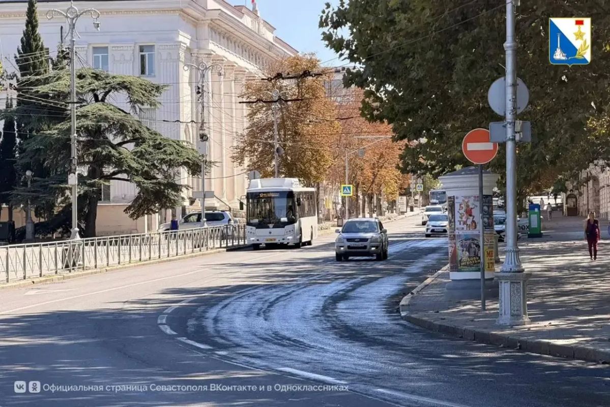 В Севастополе на площадях Нахимова и Захарова начали дежурить компенсационные автобусы В Севастополе на площадях Нахимова и Захарова начали дежурить компенсационные автобусы