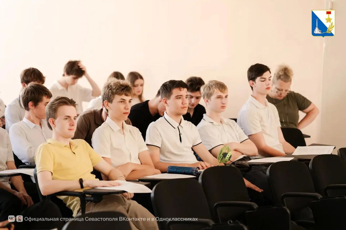 Севастопольским школьникам рассказали о грантах и форумах на встрече «Проводников смыслов» Севастопольским школьникам рассказали о грантах и форумах на встрече «Проводников смыслов»