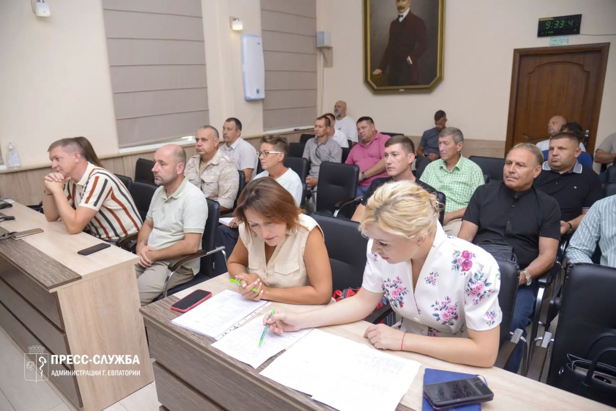 Первый заместитель главы администрации Евпатории Антон Новиков провел рабочее совещание с руководителями ресурсоснабжающих организаций, коммунальных предприятий и управляющих компаний Первый заместитель главы администрации Евпатории Антон Новиков провел рабочее совещание с руководителями ресурсоснабжающих организаций, коммунальных предприятий и управляющих компаний