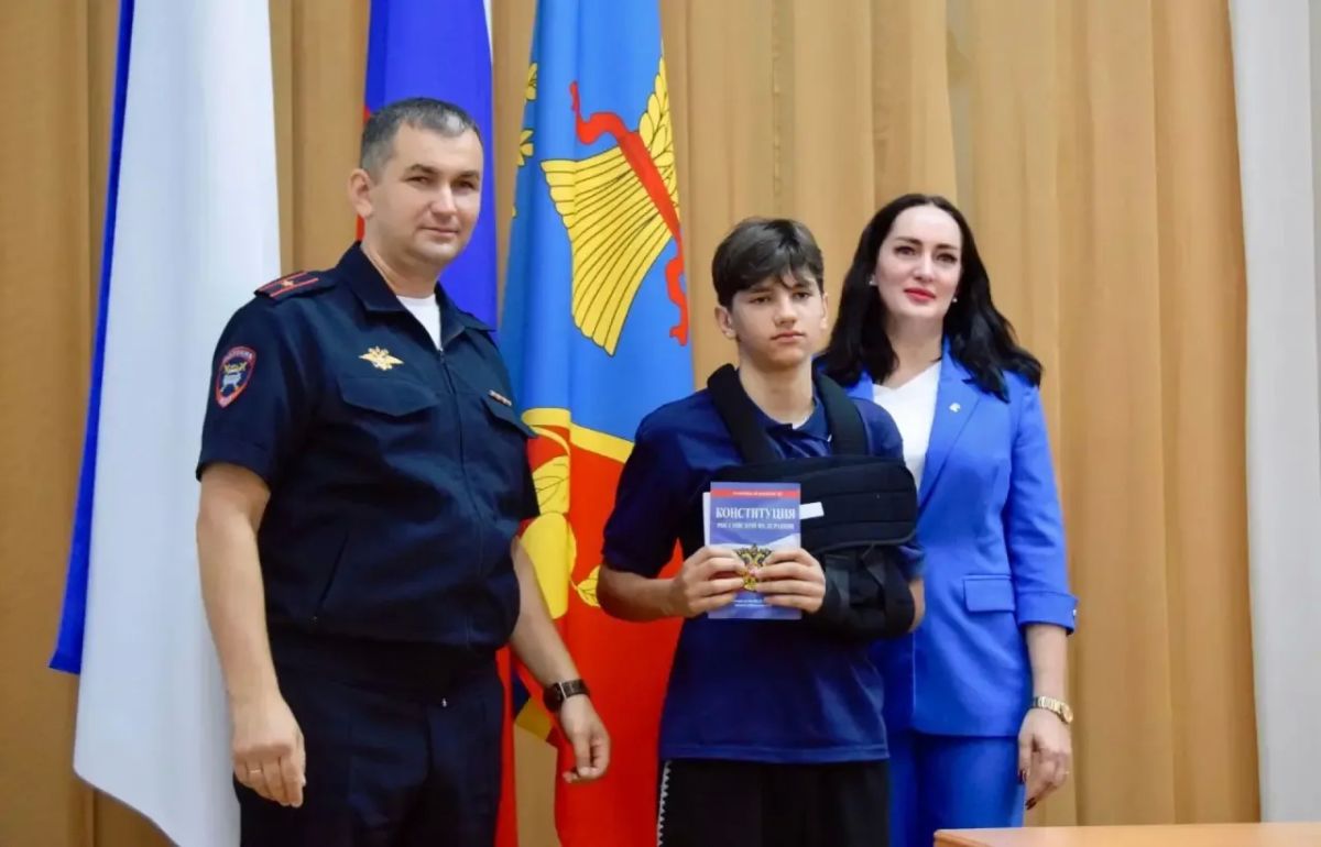 В День знаний в Администрации Красногвардейского района состоялась торжественная церемония вручения первых паспортов юным жителям района В День знаний в Администрации Красногвардейского района состоялась торжественная церемония вручения первых паспортов юным жителям района