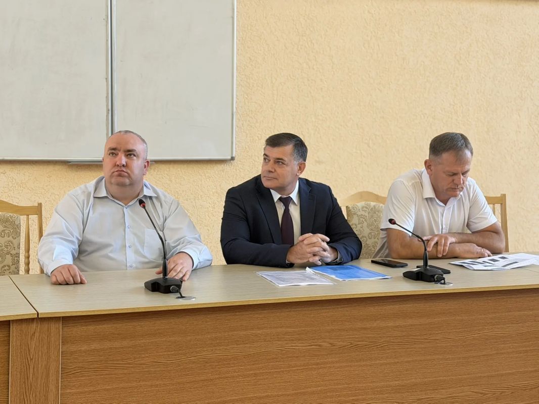 В рамках факультативной недели в Агротехнологической академии КФУ им. В.И. Вернадского прошла встреча будущих аграриев с министром сельского хозяйства Республики Крым Денисом Кратюком В рамках факультативной недели в Агротехнологической академии КФУ им. В.И. Вернадского прошла встреча будущих аграриев с министром сельского хозяйства Республики Крым Денисом Кратюком