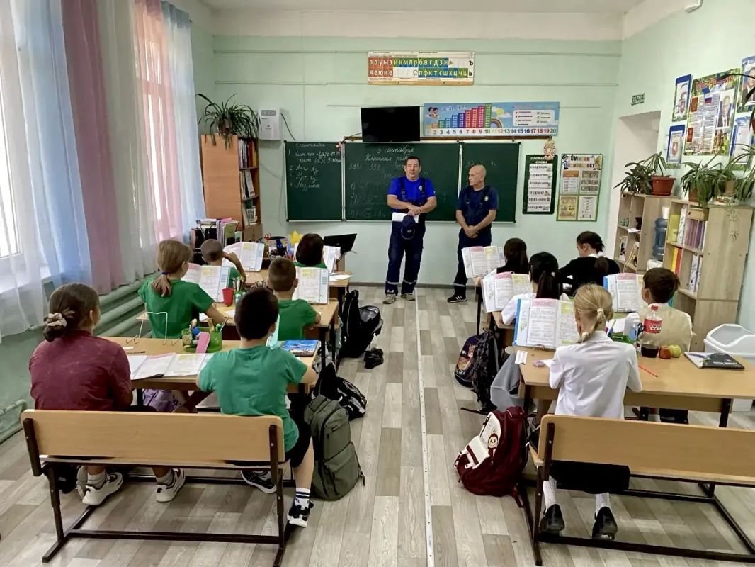 В первые дни учебного года сотрудники подведомственного учреждения МЧС Республики Крым ГКУ РК "КРЫМ-СПАС" активно проводят открытые уроки безопасности со школьниками В первые дни учебного года сотрудники подведомственного учреждения МЧС Республики Крым ГКУ РК "КРЫМ-СПАС" активно проводят открытые уроки безопасности со школьниками