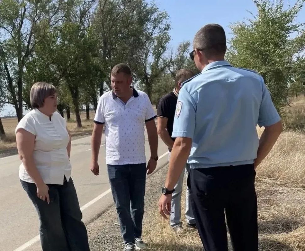 Сегодня вместе с сотрудниками ГИБДД и специалистами Джанкойского филиала ДРСУ АО «Крымавтодор» выехали по вопросу установки остановочного павильона в селе Яркое на межмуниципальной дороге «Днепровка — Роскошное» Сегодня вместе с сотрудниками ГИБДД и специалистами Джанкойского филиала ДРСУ АО «Крымавтодор» выехали по вопросу установки остановочного павильона в селе Яркое на межмуниципальной дороге «Днепровка — Роскошное»