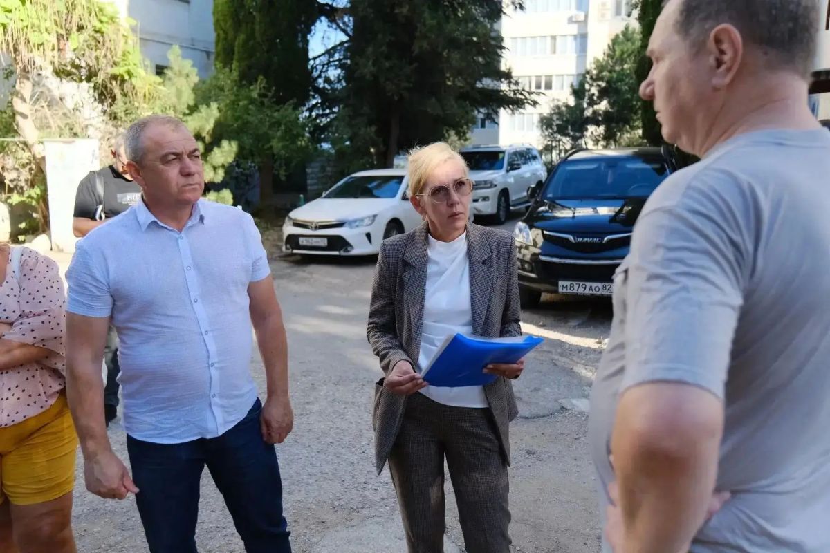 Рабочий выезд в Форос. Вместе с руководителем территориального органа Марией Романовой, депутатом Ялтинского горсовета Виталием Шараповым, профильными специалистами и представителями коммунальных служб встретилась с... Рабочий выезд в Форос. Вместе с руководителем территориального органа Марией Романовой, депутатом Ялтинского горсовета Виталием Шараповым, профильными специалистами и представителями коммунальных служб встретилась с...