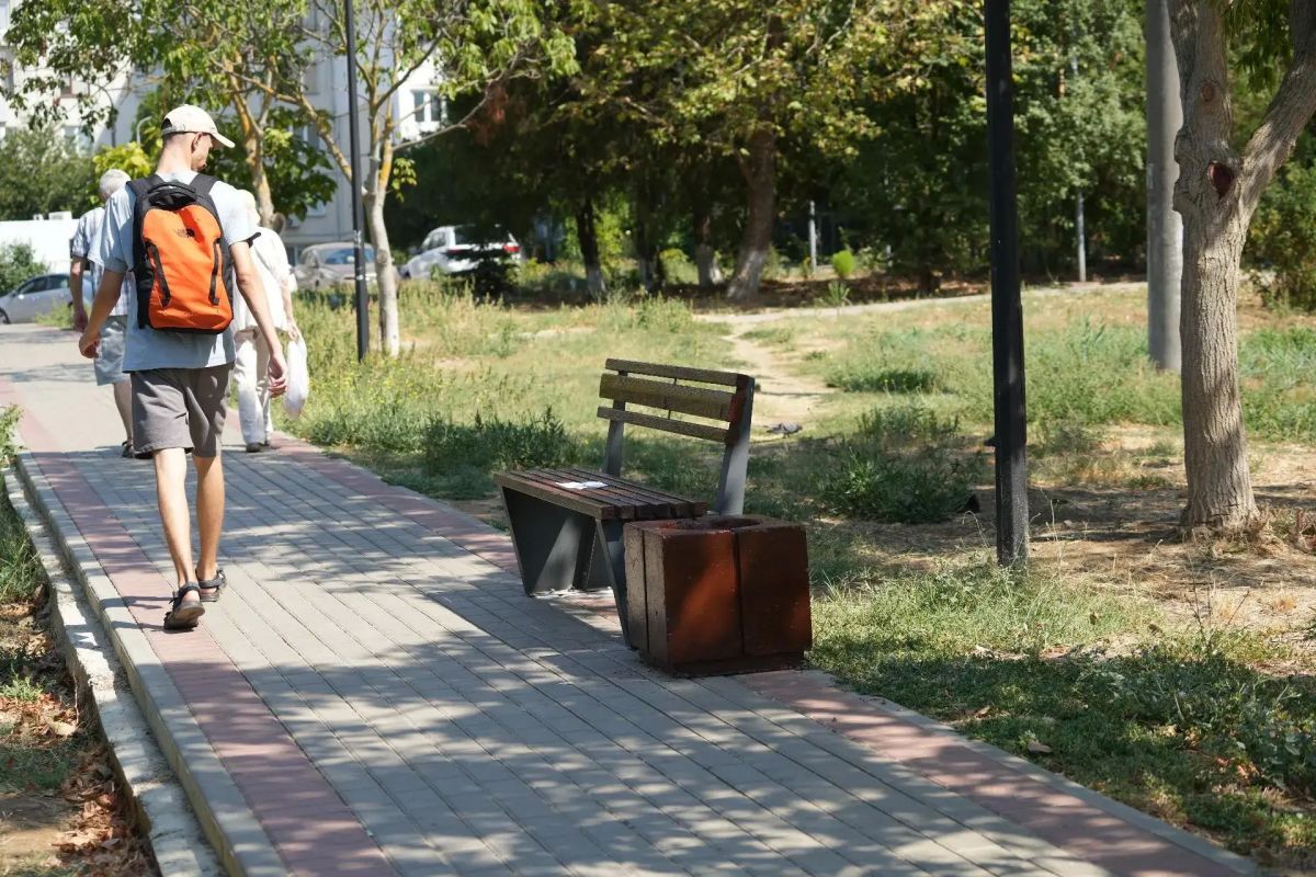 Сотрудники Службы городского хозяйства установили скамейку в тени деревьев на пешеходной аллее, ведущей от дома №8 по ул. Генерала Петрова к супермаркету «Яблоко» Сотрудники Службы городского хозяйства установили скамейку в тени деревьев на пешеходной аллее, ведущей от дома №8 по ул. Генерала Петрова к супермаркету «Яблоко»