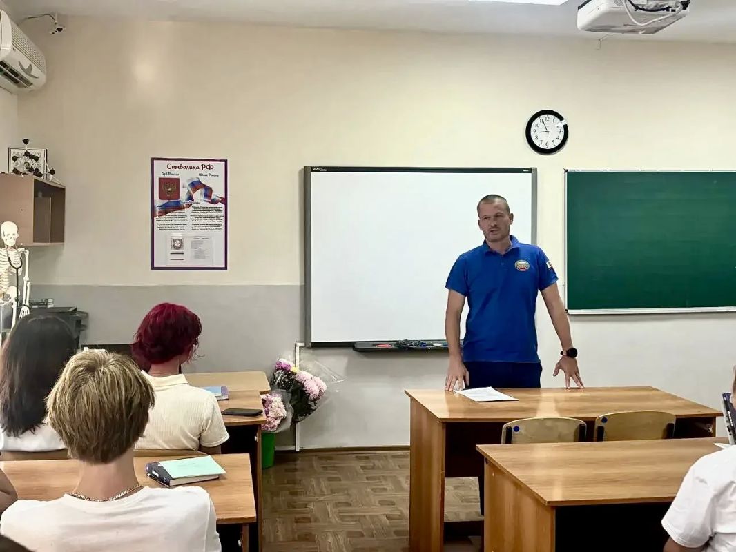 В первые дни учебного года сотрудники подведомственного учреждения МЧС Республики Крым ГКУ РК "КРЫМ-СПАС" активно проводят открытые уроки безопасности со школьниками В первые дни учебного года сотрудники подведомственного учреждения МЧС Республики Крым ГКУ РК "КРЫМ-СПАС" активно проводят открытые уроки безопасности со школьниками