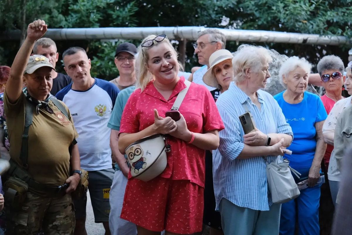 Затем провела встречу с жителями Алупки, на которой присутствовали руководитель территориального органа Ольга Литвинова, депутат Ялтинского городского совета Энвер Эбуев и представители ресурсоснабжающих организаций Затем провела встречу с жителями Алупки, на которой присутствовали руководитель территориального органа Ольга Литвинова, депутат Ялтинского городского совета Энвер Эбуев и представители ресурсоснабжающих организаций