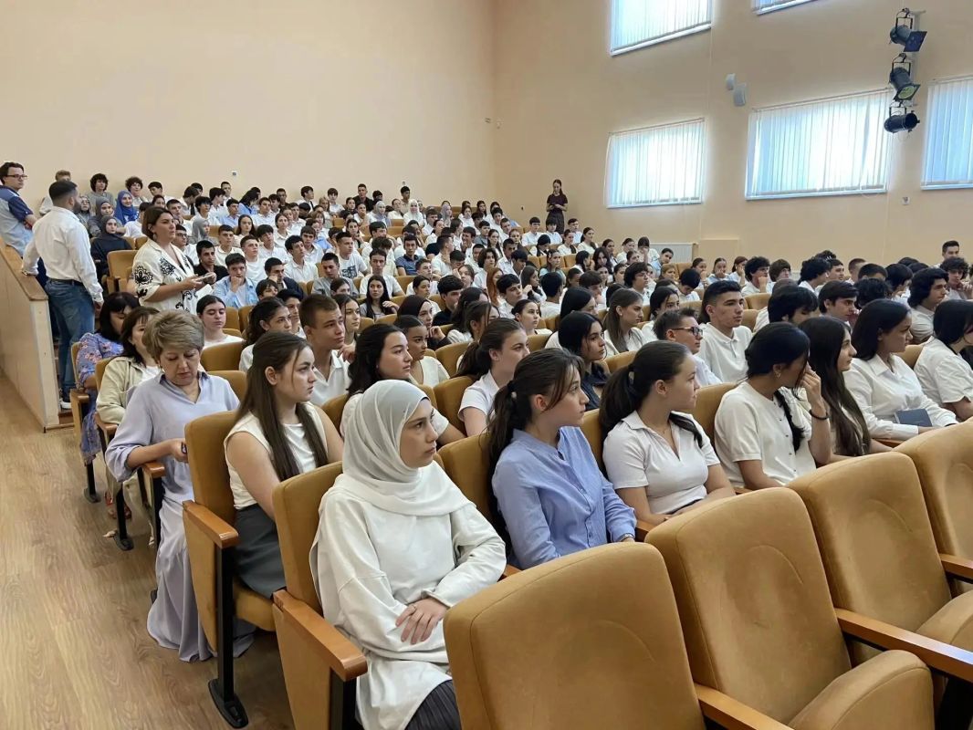 В школах Симферополя говорили о безопасности и солидарности В школах Симферополя говорили о безопасности и солидарности