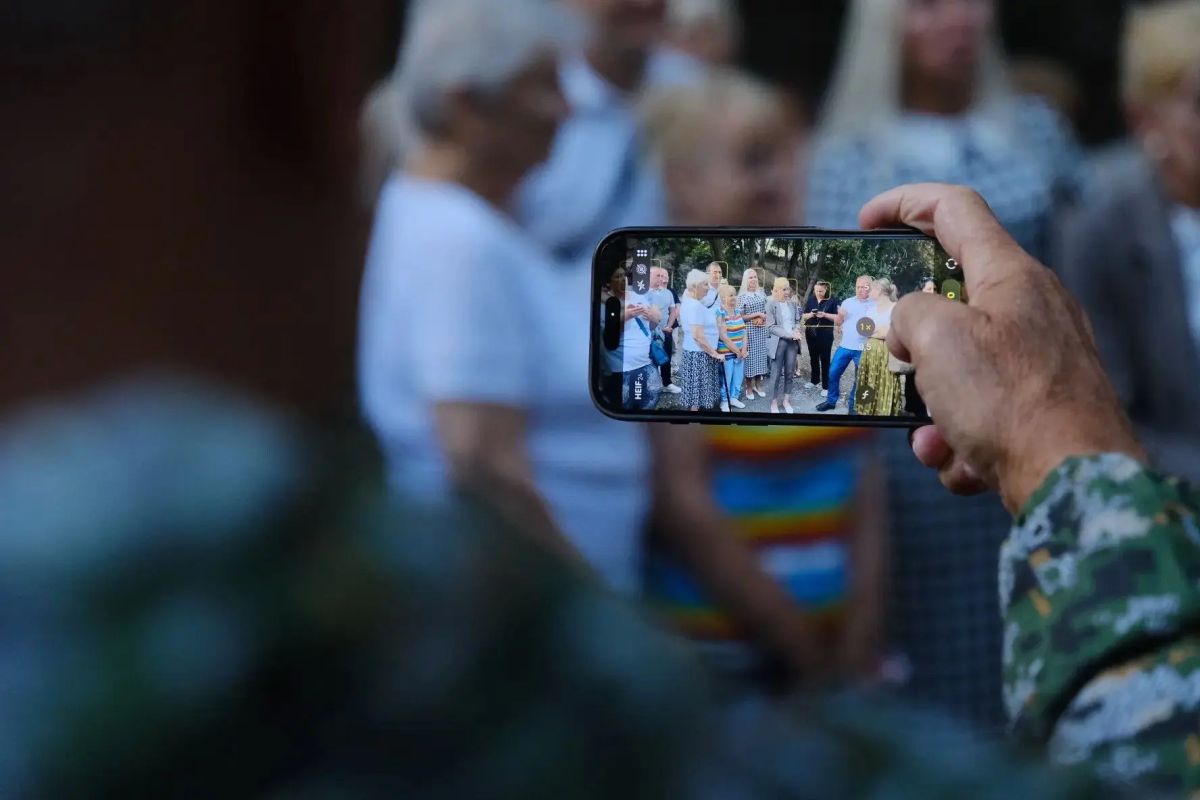 Затем провела встречу с жителями Алупки, на которой присутствовали руководитель территориального органа Ольга Литвинова, депутат Ялтинского городского совета Энвер Эбуев и представители ресурсоснабжающих организаций Затем провела встречу с жителями Алупки, на которой присутствовали руководитель территориального органа Ольга Литвинова, депутат Ялтинского городского совета Энвер Эбуев и представители ресурсоснабжающих организаций