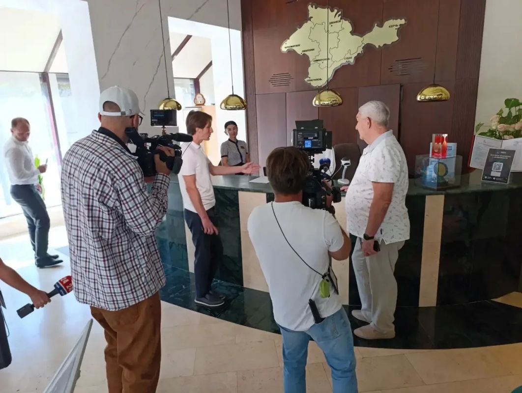Проводим пресс-тур по теме заселения в отели через Mакс ID. Снимаем в гостях у «ТЭС - отеля» в Евпатории. Красивые сюжеты на «Крым 24» и «Вести Крым» будут в эфире уже к обеду, а пока погружаемся в рабочие процессы и... Проводим пресс-тур по теме заселения в отели через Mакс ID. Снимаем в гостях у «ТЭС - отеля» в Евпатории. Красивые сюжеты на «Крым 24» и «Вести Крым» будут в эфире уже к обеду, а пока погружаемся в рабочие процессы и...