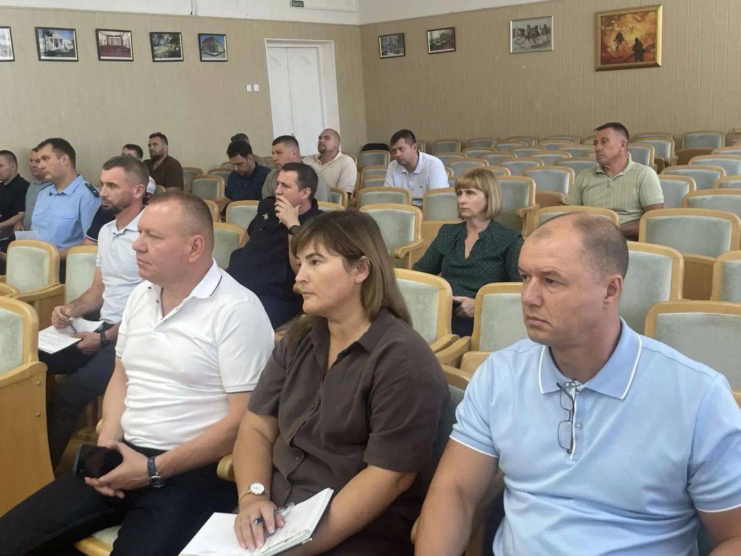 В Бахчисарайском и Симферопольском районах обсудили вопросы организации работы со строительными и крупногабаритными отходами В Бахчисарайском и Симферопольском районах обсудили вопросы организации работы со строительными и крупногабаритными отходами