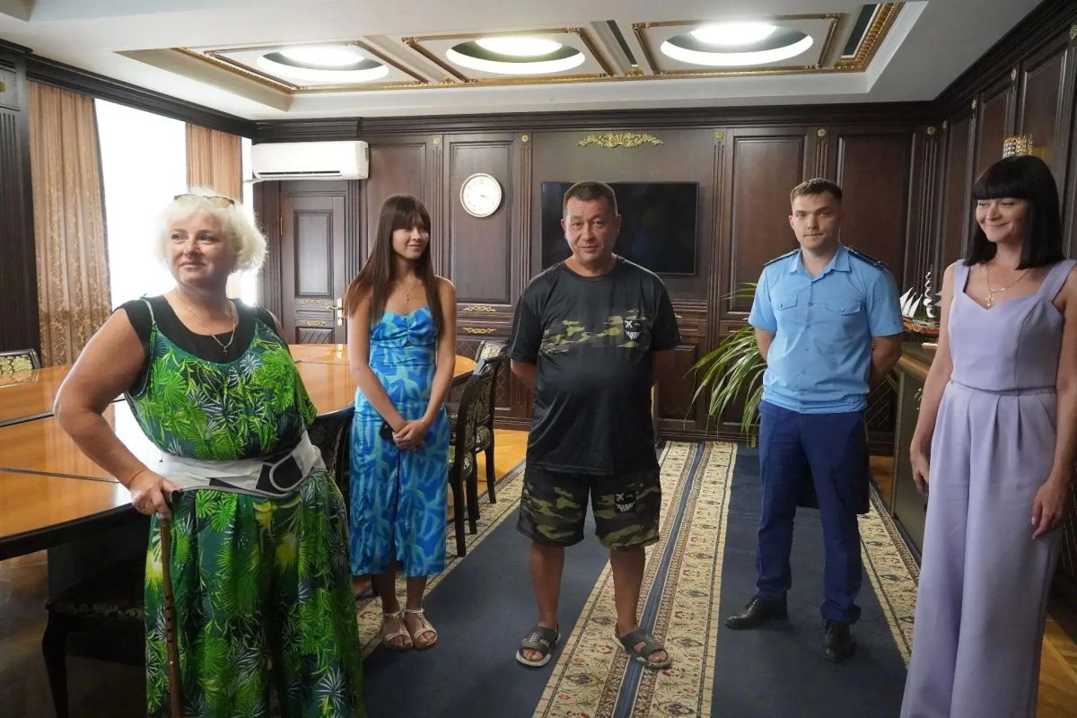 Исполняющий обязанности главы администрации Игорь Крутьков и глава муниципального образования Денис Колесник вручили благодарность жителю Курска Андрею Викторовичу Черепанову за проявленные мужество и отвагу при спасении... Исполняющий обязанности главы администрации Игорь Крутьков и глава муниципального образования Денис Колесник вручили благодарность жителю Курска Андрею Викторовичу Черепанову за проявленные мужество и отвагу при спасении...