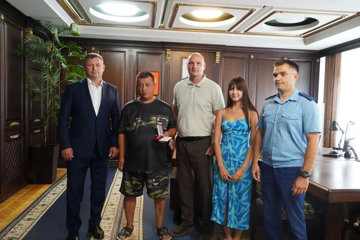 В Керчи вручили благодарность жителю Курска, спасшему тонущую пару