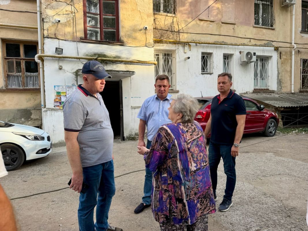 Юрий Нестеренко: С главой администрации города Симферополя Михаилом Сергеевичем Афанасьевым и депутатами городского совета посетили многоквартирные дома по адресам: улица Дзержинского, 13 и 9, улица Шполянская, 12а и 12.... Юрий Нестеренко: С главой администрации города Симферополя Михаилом Сергеевичем Афанасьевым и депутатами городского совета посетили многоквартирные дома по адресам: улица Дзержинского, 13 и 9, улица Шполянская, 12а и 12....