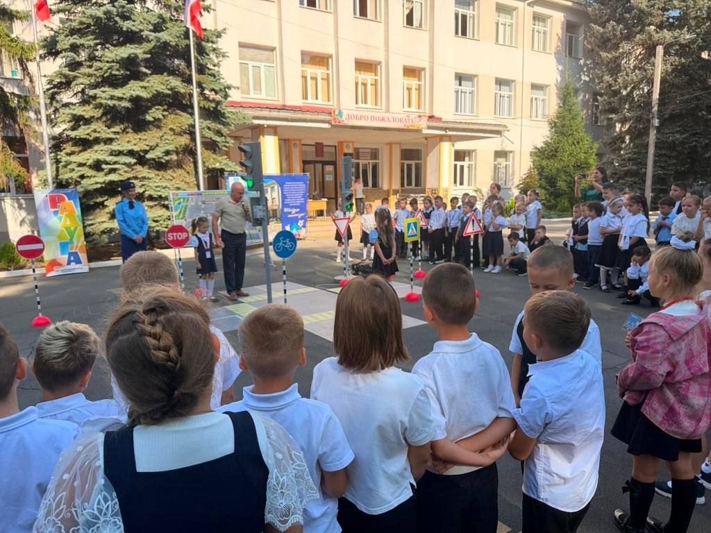 «Школа дорожных знаков» для юных пешеходов г. Симферополя «Школа дорожных знаков» для юных пешеходов г. Симферополя