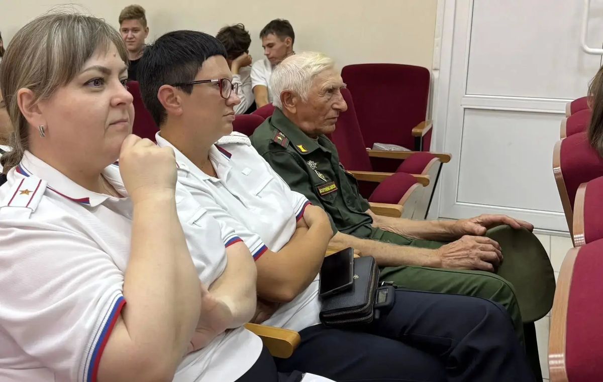 Транспортные полицейские приняли участие в уроке мужества, посвящённый Дню солидарности в борьбе с терроризмом