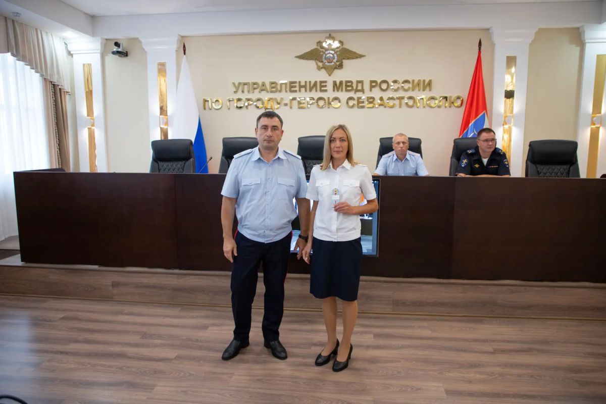 Начальник УМВД России по г.Севастополю генерал-майор полиции Сергей Сигунов вручил новые погоны сотрудникам ОВД, получившим первые и очередные специальные звания Начальник УМВД России по г.Севастополю генерал-майор полиции Сергей Сигунов вручил новые погоны сотрудникам ОВД, получившим первые и очередные специальные звания