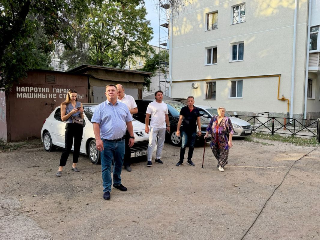 Юрий Нестеренко: С главой администрации города Симферополя Михаилом Сергеевичем Афанасьевым и депутатами городского совета посетили многоквартирные дома по адресам: улица Дзержинского, 13 и 9, улица Шполянская, 12а и 12.... Юрий Нестеренко: С главой администрации города Симферополя Михаилом Сергеевичем Афанасьевым и депутатами городского совета посетили многоквартирные дома по адресам: улица Дзержинского, 13 и 9, улица Шполянская, 12а и 12....